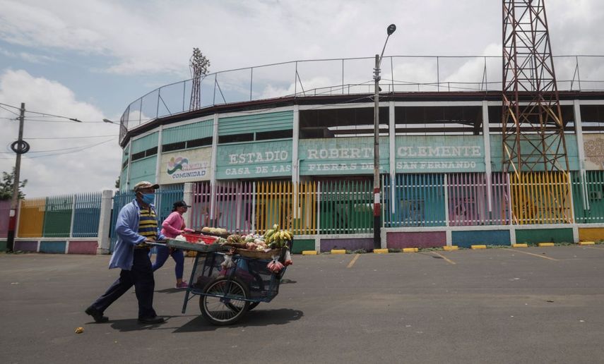 Los vendedores ambulantes llevan su fruta para vender afuera del estadio de béisbol Roberto Clemente en Masaya, Nicaragua, el jueves 28 de mayo de 2020. A medida que el nuevo coronavirus se extendió y las economías se cerraron en América Latina, Nicaragua ha permanecido abierta -escuelas, tiendas, salas de conciertos y estadios de béisbol- operando ininterrumpidamente por orden del régimen sandinista pese a la pandemia del nuevo coronavirus.     