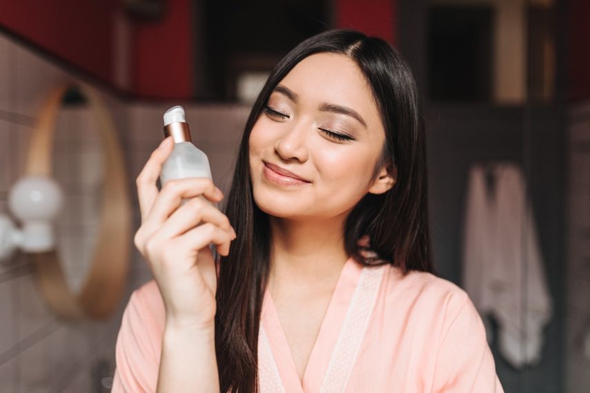 Este artículo te ayudará a entender qué es realmente una esencia, cómo se diferencia del tónico y el sérum, y por qué su rol puede ser clave en tu rutina de skincare.