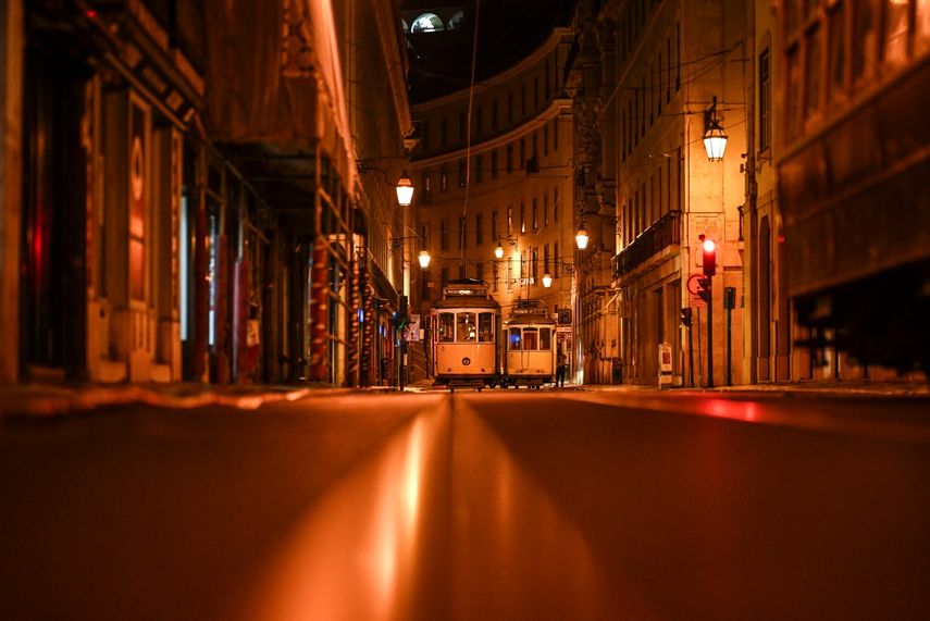 Carneros se quedan inmóviles en el centro de Lisboa tras el restablecimiento de la luz tras un apagón masivo que afectó a toda la península Ibérica y al sur de Francia, en Lisboa el 28 de abril de 2025.