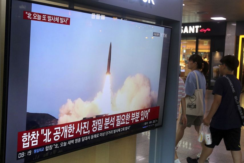 Una televisión muestra imágenes de archivo del lanzamiento de un misil norcoreano durante un programa de noticias transmitido el viernes 2 de agosto de 2019, en Seúl, Corea del Sur.