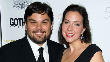 En esta foto del 23 de mayo del 2011, Robert López y Kristen Anderson-López en la 56a ceremonia anual de los premios Drama Desk en Nueva York. (AP)