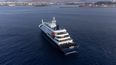Esta fotografía aérea muestra una vista general del crucero MV Hondius anclado frente al puerto de Praia, la capital de Cabo Verde, el 5 de mayo de 2026. &nbsp;