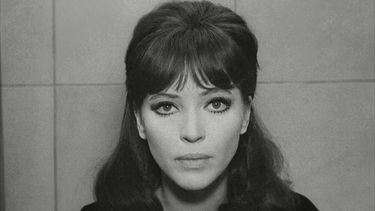 Su carrera cinematogr&aacute;fica comenz&oacute; de la mano del que pronto ser&iacute;a su marido, Jean-Luc Godard y apenas en sus inicios logr&oacute; hacerse en 1961con el premio a la mejor actriz en el festival de cine de Berl&iacute;n por su interpretaci&oacute;n en Una mujer es una mujer.