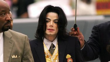 En esta fotografía del 25 de mayo de 2005 Michael Jackson llega a la corte del condado de Santa Barbara para su juicio en Santa Maria, California.&nbsp;
