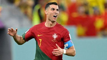 La estrella de Portugal, Cristiano Ronaldo, hace un gesto durante el encuentro entre su combinado y la selección de Ghana, en lo que significó el debut de ambas escuadras en el Mundial de Catar 2022.