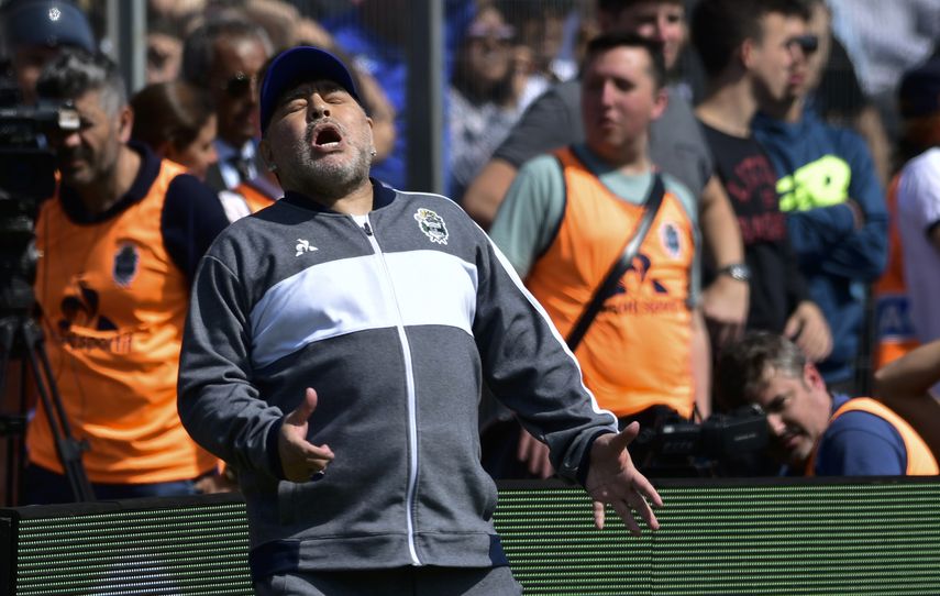 Diego Maradona, técnico de Gimnasia y Esgrima La Plata, se lamenta luego que su equipo pierde una oportunidad de gol, durante un partido ante Racing, el domingo 15 de septiembre de 2019&nbsp;