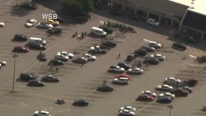 La Policía mantiene acordonada la zona donde se produjo el tiroteo en el condado DeKalb, en el estado de Georgia.