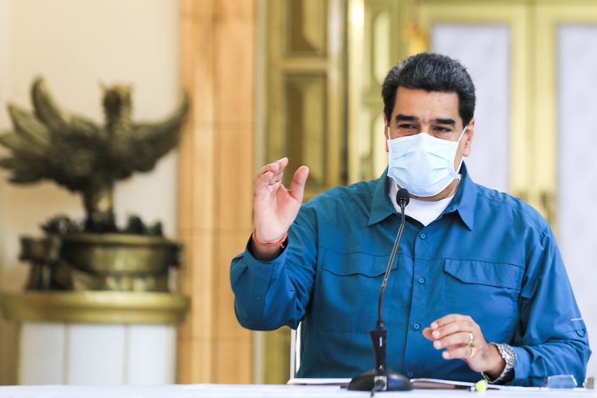 El dictador Nicolas Maduro habla durante un mensaje televisado desde el Palacio de Miraflores en Caracas.   