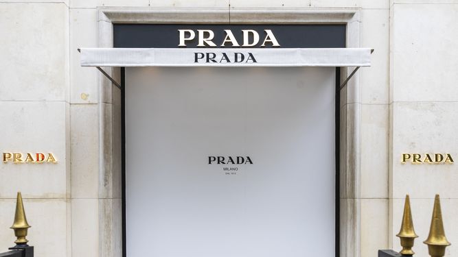 Esta fotografía muestra un logotipo en la fachada de una tienda de la marca de moda de lujo italiana Prada en la Rue Montaigne de París el 16 de abril de 2025.&nbsp;