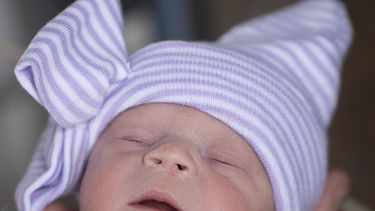 La foto del 18 de junio de 2019 distribuida por la Cleveland Clinic muestra a una recién nacida de una mujer que recibió el primer transplante de útero.