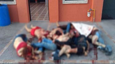 Medios locales divulgaron una fotografía en la que se ven cuerpos encimados unos sobre otros y dieron a conocer que en el sitio había una cartulina con un mensaje del crimen organizado.