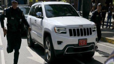 La Policía Nacional Bolivariana escolta traslado de diplomáticos tras abandonar la Embajada de Argentina en Venezuela, el 1 de agosto de 2024.