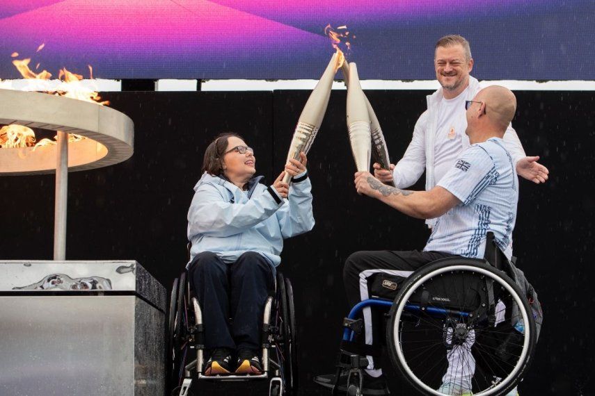Los atletas británicos Helene Raynsford y Gregor Ewan encienden la llama paralímpica en Stoke Mandeville, ampliamente considerado el lugar de nacimiento de los Juegos Paralímpicos, el sábado 24 de agosto de 2024.