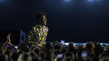 Jon Batiste entre el público antes de subir al escenario para recibir el premio a Mejor video musical por Freedom en la 64ª entrega anual del Grammy el 3 de abril de 2022 en Las Vegas.