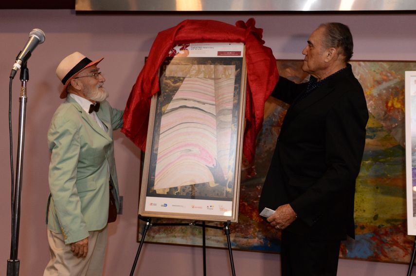 El artista Antonio Martorell y Mario Ernesto Sánchez, durante la revelación del afiche de la edición número 33 del Festival Internacional de Teatro Hispano de Miami.