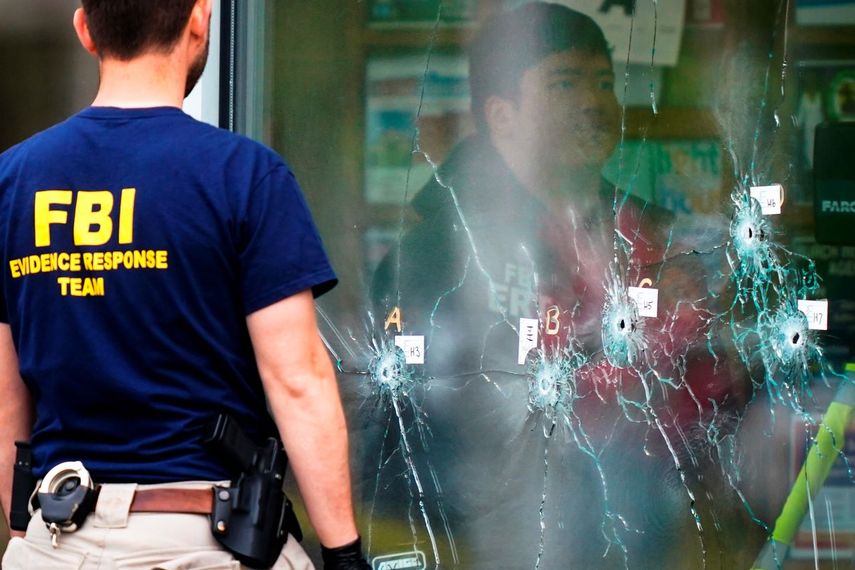 Un investigador del FBI trabajando en el lugar de los hechos.