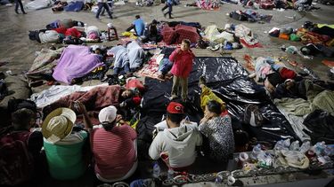 &nbsp;Migrantes hondureños descansan en su campamento en el jardín Hidalgo de Tapachula, en el estado de Chiapas (México).