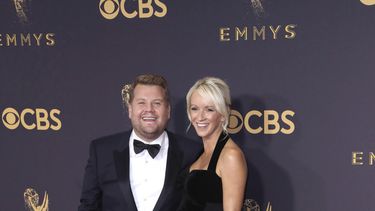 El comediante James Corden posa con su esposa Julia Carey.