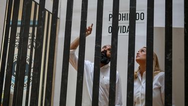 Raúl Emilio Baduel (izq.) recorre una celda junto a Lilian Tintori (der.), esposa del líder opositor Leopoldo López, en la inauguración un Museo de los Derechos Humanos en Venezuela.&nbsp;
