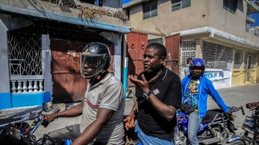 Jimmy Cherizier, líder de la pandilla G9 et Famille, habla con miembros de su grupo sentado en la parte trasera de una motocicleta en su distrito de Delmas 6 en Puerto Príncipe, Haití, el martes 24 de enero de 2023. 