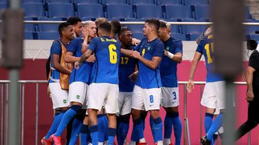 Los jugadores de Brasil celebran el segundo gol de Richarlison durante el partido de fútbol de primera ronda del grupo D masculino de los Juegos Olímpicos de Tokio 2020 contra Arabia Saudita