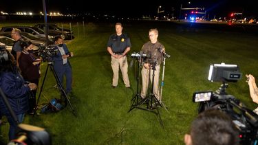 Kevin Pawlak, subjefe de policía del condado Brown, informa del tiroteo contra el Casino Oneida que dejó dos personas muertas, el 1 de mayo de 2021, en Wisconsin.