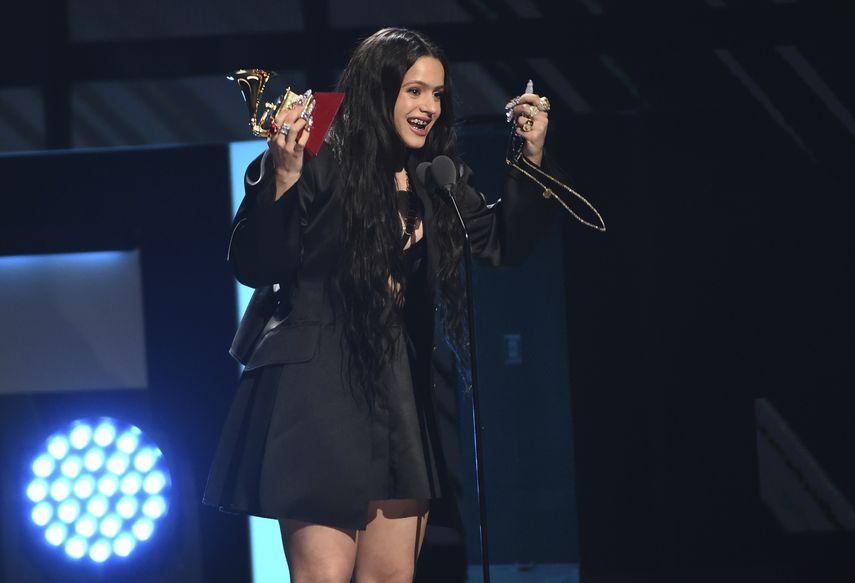 Rosalía recibe el Latin Grammy al álbum del año por El mal querer el jueves 14 de noviembre del 2019 en Las Vegas.