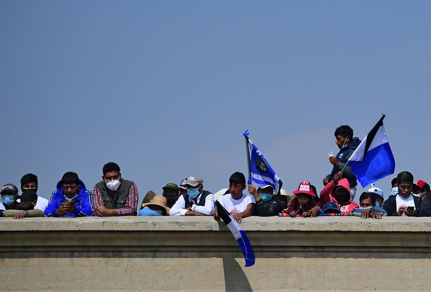 Simpatizantes del expresidente boliviano Evo Morales esperan su llegada el 9 de noviembre de 2020 a Villazón, Bolivia, en la frontera con Argentina, país donde se había refugiado tras su primera huida a México.