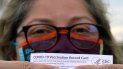 Alejandra, una dentista mexicana y que pidió no revelar su apellido, posa con su tarjeta de vacunación después de recibir la segunda dosis de la vacuna de Moderna contra el COVID-19, el lunes 19 de abril de 2021, en Pasadena, Texas. Alejandra, quien vive en Monterrey, México, dijo que decidió vacunarse en EEUU poco después de perder a su madre por COVID-19 en febrero. Alejandra, una dentista mexicana y que pidió no revelar su apellido, posa con su tarjeta de vacunación después de recibir la segunda dosis de la vacuna de Moderna contra el COVID-19, el lunes 19 de abril de 2021, en Pasadena, Texas. Alejandra, quien vive en Monterrey, México, dijo que decidió vacunarse en EEUU poco después de perder a su madre por COVID-19 en febrero.