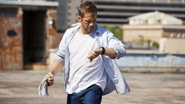 En la cinta Walker interpretó a Nolan, el angustiado padre que debe mantener en funcionamiento la incubadora donde está su bebé. (PANTALION FILMS)