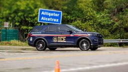 Un coche de ICE se encuentra en la entrada del centro de detención Alligator Alcatraz durante una vigilia del Día de la Madre exigiendo que se cierre la instalación, en Ochopee, Florida. Un coche de ICE se encuentra en la entrada del centro de detención Alligator Alcatraz durante una vigilia del Día de la Madre exigiendo que se cierre la instalación, en Ochopee, Florida.
