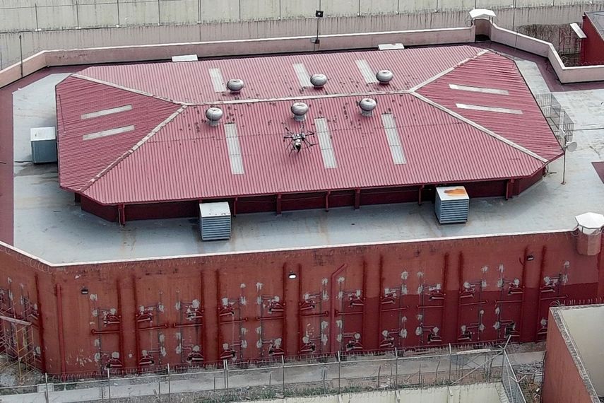 Vista aérea de la prisión de máxima seguridad de La Roca que muestra un dron en el techo en Guayaquil, Ecuador, tomada el 12 de septiembre de 2023. Las autoridades están investigando un presunto artefacto explosivo dejado por un dron la madrugada del martes en el techo de la instalación.