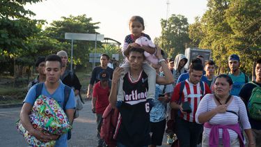 Migrantes&nbsp;hondureños comenzaron su camino hacia la ciudad mexicana de Tapachula, en el estado de Chiapas.