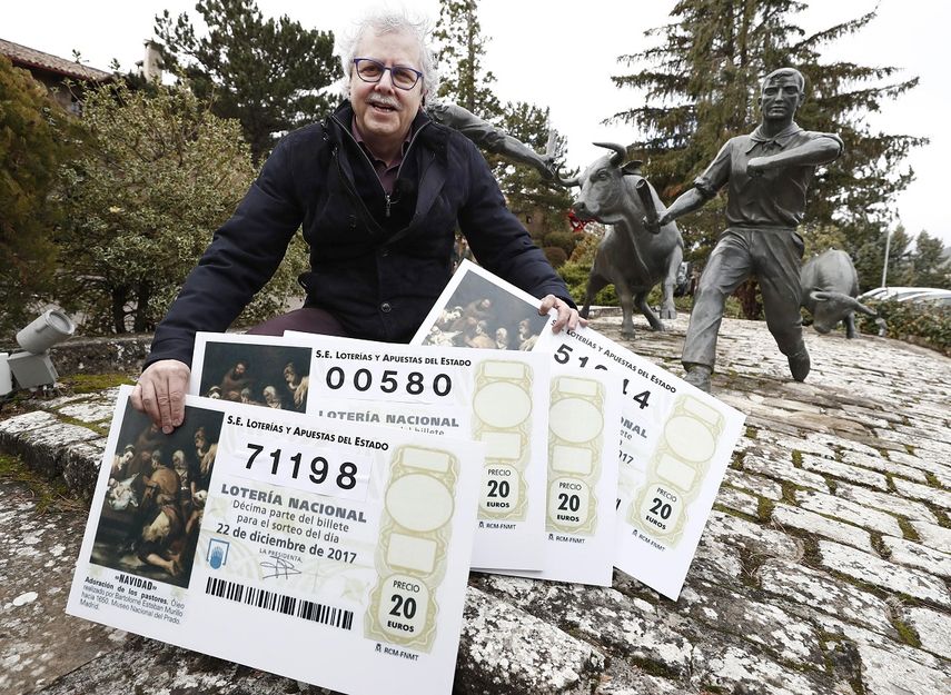 El lotero de La Bruixa dOr de Sort, Xavier Gabriel, vendió en su administración parte del primer premio del numero 71.198, una serie del segundo premio que ha correspondido al número 51.244, y también dos quintos: el 58.808 y el 00.580.