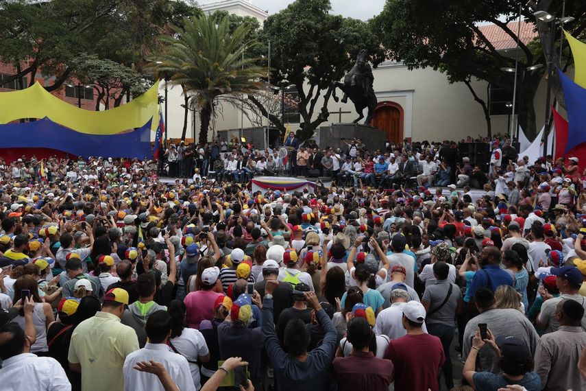 El presidente encargado de Venezuela, Juan Guaidó, encabeza el 19 de abril de 2019 un cabildo abierto en el municipio de Chacao, perteneciente a Caracas, en su lucha por el cese de la usurpación del poder por Nicolás Maduro.&nbsp;