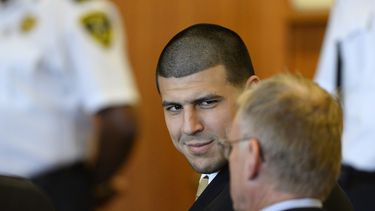 Al momento de suicidarse, Hernández cumplía una pena de cadena perpetua por asesinato.