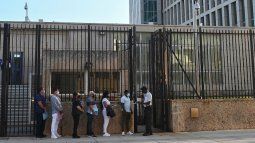 Gente hace cola en la embajada de los Estados Unidos en La Habana el 3 de mayo de 2022