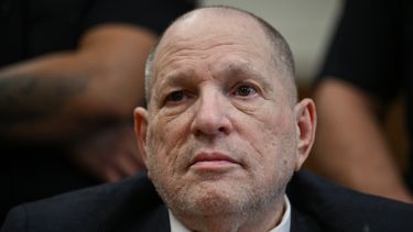 Harvey Weinstein asiste a su nuevo juicio por violación y agresión sexual en el Tribunal Penal de Manhattan, Nueva York, el 15 de abril de 2025.