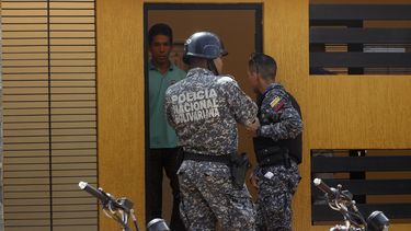 Miembros de la Policía Nacional Bolivariana permanecían en la entrada de la residencia del jugador de los Piratas de Pittsburgh,&nbsp;Elías&nbsp;Díaz, y su madre, Ana Soto, quien fuera secuestrada el pasado jueves 8 de febrero.