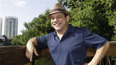 El popular humorista venezolano, cuyos programas de TV fueron cancelados en su país, se encuentra en EEUU para presentar su obra La piñata latinoamericana. (AP Foto/Alan Díaz)