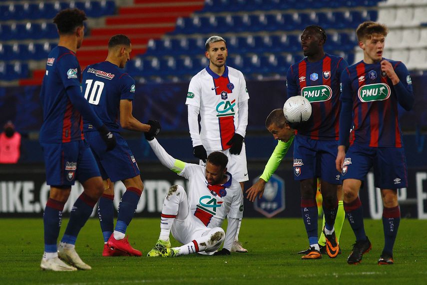 El delantero brasileño del Paris Saint-Germain Neymar reacciona después de caer durante el partido de fútbol de octavos de final de la Copa de Francia entre el Stade Malherbe Caen el 10 de febrero de 2021.