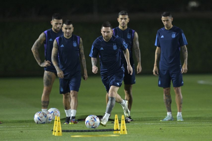 El capitán de la selección argentina, Lionel Messi, entrena junto con sus compañeros previo a lo que será el segundo choque del combinado albiceleste en el Mundial de Catar.