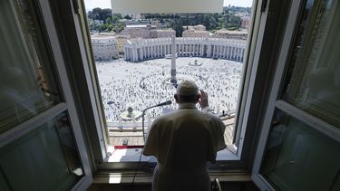 El papa Francisco imparte la bendición desde la ventana de su estudio sobre la Plaza de San Pedro, Ciudad del Vaticano, 31 de mayo de 2020.