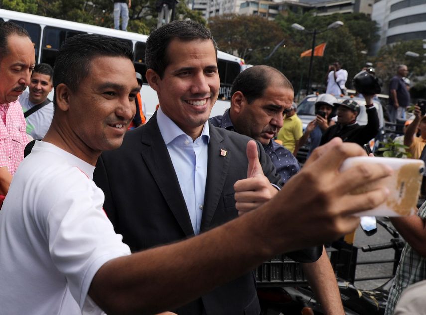 Juan Guaidó, presidente encargado de Venezuela, posa para una selfi con uno de sus simpatizantes.
