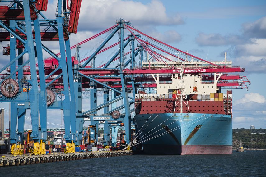 Un barco mercante descarga sus contenedores.