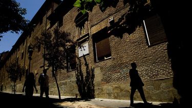 Peatones pasan frente al convento de las Trinitarias Descalzas donde el escritor español Miguel de Cervantes, autor de “El Quijojte”, fue enterrado en el centro de Madrid, en una fotografía del 28 de julio de 2011. (AP)