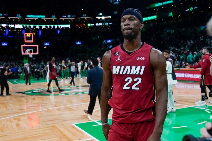 Jimmy Butler, del Heat de Miami, abandona la cancha tras el triunfo sobre los Celtics de Boston en el primer partido de la final de la Conferencia Este, el miércoles 17 de mayo de 2023&nbsp;