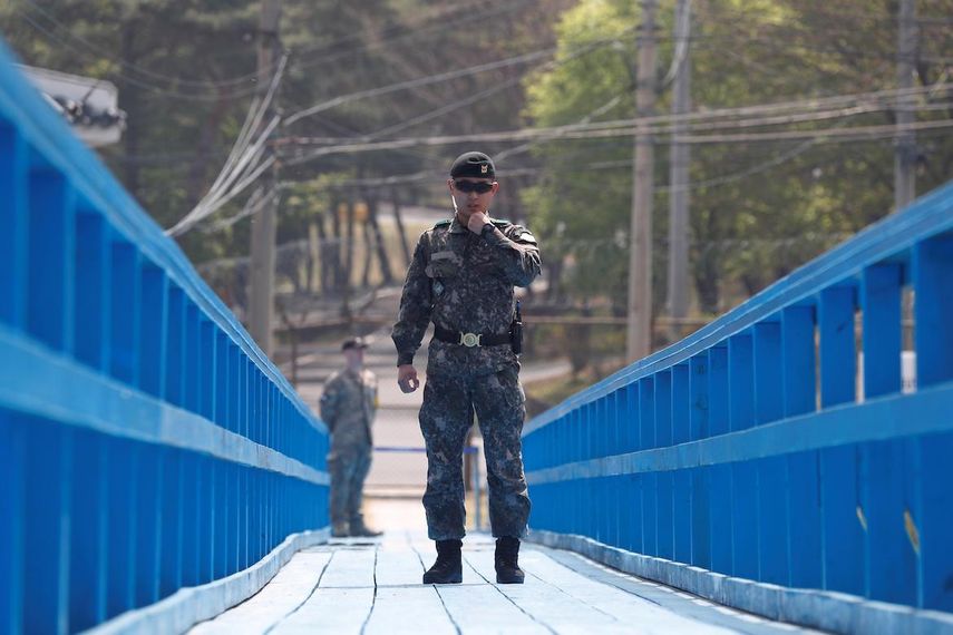 &nbsp;Un soldado surcoreano custodia la visita de turistas al Área de Seguridad Conjunta (JSA) en la Zona Desmilitarizada (DMZ).