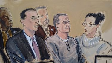 En este boceto de archivo del 3 de enero de 2020, el abogado defensor César de Castro, a la izquierda, el exalto funcionario de seguridad de México, Genaro García Luna, al centro, y un intérprete judicial, aparecen para una audiencia de lectura de cargos en la corte federal de Brooklyn en Nueva York.&nbsp;