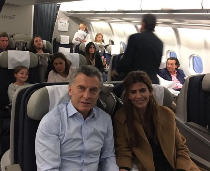 El presidente argentino, Mauricio Macri, junto a su esposa, Juliana Awada, regresan a su país luego de su visita diplomática a España, el 25 de febrero de 2017.